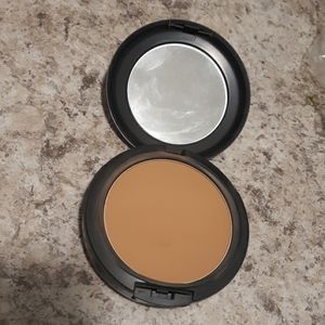 MAC COSMETICS FOUNDATION